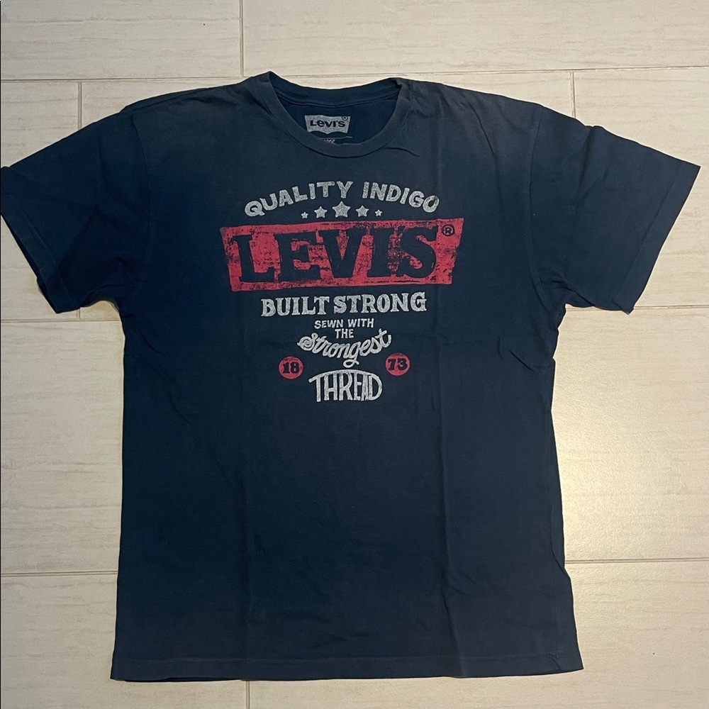 Levi's Men's Dark Blue Tee with Red Graphic